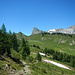 In der Traverse nach Sieben Brunnen liegt einem die Jeninser Alp zu Füßen.