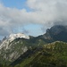 Monte Altissimo in den Wolken, links Marmorabbau