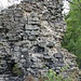 Hrad Himlštejn, Mauer mit Spuren einer Kernuntersuchung