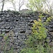 Hrad Himlštejn, Mauer am heutigen Südende, da Balkenlager auszumachen sind, gab es einst noch vorgelagerte Burgteile.