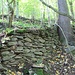 Hüttmesgrün, Stützmauer der Steilrampe zum oberen Dorfteil
