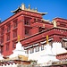 Leuchtend rotes Gebäude im Kloster von Litang.