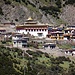Zwischen Daocheng und Riwa: ein tibetisches Kloster an einem Berghang. Noch ist es eine gute Stunde zu fahren.