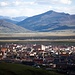 Blick auf die grasige Ebene von Litang. Die Stadt liegt auf über 4000 Metern.