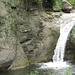 Einer der wenigen natürlichen Wasserfälle des Ränggbachs.