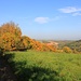 Herbstlandschaft, schemenhaft sieht man Berge des Böhmischen Mittelgebirges