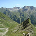 Blick nach Osten zu den Seeköpfen; links die Oberlahmsspitze, davor rechts vorne, der kleine Seekogel. Er ist der Hüttenberg der Memminger Hütte