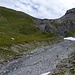 2 Im Val Torta, hier kann der tiefe Einschnitt erstmals bequem überquert werden. Links oben die Südflanke zum Piz Lad. 