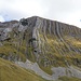 Blick auf die NW-Flanke des  Prutaš; links unten die Wegspuren zum Sattel, links oben der vom nicht sichtbaren Sattel zum Gipfel führende Grat