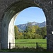 Blick durchs Bahnviadukt in Appenzell auf Fäneren, Kamor und Hoher Kasten