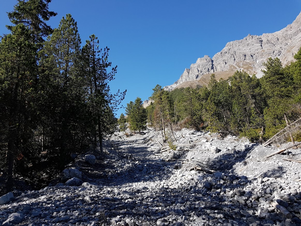 Trockenes Bachbett im freien Spiel der Naturkräfte - Fotos [hikr.org]
