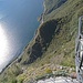 Eindrücklicher Tiefblick vom Gipfel zum mehr als 600 m tiefer liegenden See.
