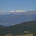 Hinter dem Lago Maggiore und den Bergen des Val Grande ragen die Viertausender des Wallis in die Höhe.