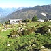 Dopo essere usciti dai boschi che ci hanno accompagnati dall’inizio dall’Alpe Faievo, si raggiunge il Rifugio Parpinasca, nel quale ci fermeremo domani per il pranzo. Sullo sfondo il solco della Val Formazza.