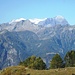 Sotto di noi i magri pascoli dell’Alpe Nava, mentre in lontananza spicca il Monte Leone con il suo ghiacciaio in parte scoperto dalla neve e quindi soggetto a forte scioglimento.