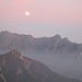 La luna sta sorgendo oltre le creste del monte Pedum e presto caleranno le ombre della notte, ma dietro di noi c’è il nostro bivacco pronto ad accoglierci…