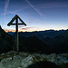 Das erste Foto des Morgens, mit Stirnlampenlicht: Kleines Gipfelkreuz auf einer Felsnase im Schwalmisgaden.