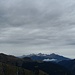 Draußen im Alpenvorland greift der Föhn nicht - dort bleibt die Wolkendecke dicht