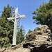 Geschriebenstein (Írott-kő) - Blick auf die sonnige Rückseite des Gipfelkreuzes, welches sich auf einem kleinem Felsen befindet.