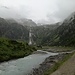 Sulzenaualm mit dem imposanten Wasserfall von der Hütte