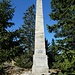 Die Errichtung des Denkmal muss 1876 ein gewaltiger Kraftakt gewesen sein, den das Gelände weist hier keine fahrbare Straße aus; Höhe des Obelisken 14,5 Meter.