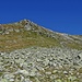 Rückblick die Geländestufe hinauf, der Sarotlapass ist nicht zu sehen. Die Wegspur lässt sich oberhalb des Geröllfelds erahnen, von links nach rechts oben querend.