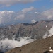 undeutlich im Dunst zu erkennen die Berge in Tirol