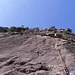 Die zweite  Seillänge würde eigentlich nur bis zum klar erkennbaren Band gehen. Dort fehlt aber ein Standbohrhaken. Daher eine lange Seillänge mit anhaltender Plattenkletterei.