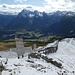 die Bedingungen werden alpiner ...
(am rechten Bildrand die Hütte, welche wir wenig später - statt eines Gipfelaufenthalts - für eine Rast benutzen werden)