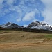 noch eher lieblich überzuckert präsentiert sich unser Gipfelziel beim Start auf Motta Naluns;
rechts davon der tags darauf anvisierte Piz Minschun