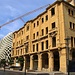 Tag 2 (18.10.2019):<br /><br />Neu und Alt stehen in der libanesischen Hauptstadt oft beieinander. Das eine Gebäude steht als Mahnmal an den Bürgerkrieg (1975-1990), dahinter steht ein futuristischer Neubau. Die Gebäude stehen bei der Luxuseinkaufmeile سوق بيروت (Sūq Bayrūt).