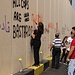 Tag 4 (20.10.2019) - بيروت (Bayrūt):<br /><br />Dach einem längeren Spaziergang durch den Süden der libanesischen Hauptstadt nöherte ich mich wieder dem Zentrum mit dem Parlament und dem Märtyrerplatz wo sich an diesem Tag über 100000 Demonstranten einfanden. Die Frau sprayt gerade Ihren Protest an die Schutzmauer vom Parlamentsviertel.