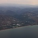 Tag 8 (24.10.2019):<br /><br />Ein letzter Blick auf den hügligen Libanon kurz nach dem Start. Man sieht die Küste südlich der libanesischen Hauptstadt mit dem am Hang liegenden Ort  المشرف (Al Mashraf). Am Horizont snd die Gipfelketten vom Libanongebirge zu sehen.