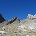 Links die Mättlenfurggel (mein Abstieg), in der Mitte die "Vordere Mättlenfurggel" (mein Aufstieg), dazwischen der Felskopf P. 2745.