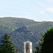 die Spitze des Kirchturms zeigt auf La Vièrge, Zufall?