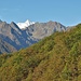 Il Pizzo Andolla innevato spicca fra le altre montagne.