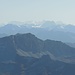 Zoom zur gut 70 km entfernten Bernina; im Mittelgrund der mächtige Quader des Piz Kesch