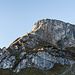 Kurz nach dem Start von der Bergstaton der LSB Allmenalp: Interessante Faltungs-Strukturen im Fels des Alpschelehubels, unserem ersten Etappenziel.