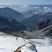Aussicht vom Verragletscher ins Val d'Ayas: links das wunderbar gelegene Rifugio Mezzalama CAI, darüber der Mont de Boussolaz, rechts dahinter der Mont Dzerbion, dazwischen über dem Horizont der Mont Viso