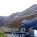 Es qualmt aus dem Kamin des Rifugio. Drinnen gemütlich warm.