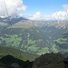 Blick nach Nordwesten über das Ultental hinweg auf den Berg Mutegg (mit den Seilbahn- und Skilift-Linien) und dahinter (in den Wolken) das Hasenöhrl.