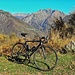 Sabato 26 ottobre, salita all'Alpe Ompio, dietro la bici il paese di Cicogna in Val Grande