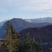 Rechts des abgerundeten Ristfeuchthornes präsentieren sich die hohen Gipfel der Reiteralpe, knapp links schaut der Watzmann raus