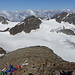 Großer Piz Buin (Piz Buin Grond) - Ausblick am Gipfel. Über den flachen Hang im Vordergrund haben wir zuvor die letzten Meter zum höchsten Punkt in Vorarlberg zurückgelegt. Unten auf dem Gletscher ist mit Fantasie auch die von uns genutzte Spur zu erahnen.