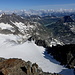 Großer Piz Buin (Piz Buin Grond) - Ausblick am Gipfel. Über den Ochsentaler Gletscher und das Ochsental geht der Blick bis zum Silvretta-Stausee und zur Bielerhöhe, Ausgangs- und Endpunkt unserer Tour.