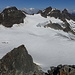 Im Abstieg vom Großen Piz Buin (Piz Buin Grond) - Blick über den Ochsentaler Gletscher, wo auch "unsere" Spur und eine Seilschaft zu erahnen sind.