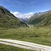 Unterwegs am Sivretta-Stausee - Seitenblick im Bereich des Staudammes. Das Gelände östlich davon gehört zu Tirol. Auch die Silvretta-Hochalpenstraße in/aus Richtung Galtür ist zu erahnen.