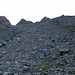 In der Bildmitte als auch auf der Moräne (rechts) sind Steinmännchen und Wegspuren zu finden.