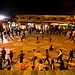 Abendliche Tanzveranstaltung auf dem Hauptplatz von Shangri-La.