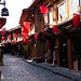 Anlässlich des bevorstehenden 70. Jahrestags der Volksrepublik China sind alle Straßen mit roten Flaggen geschmückt.